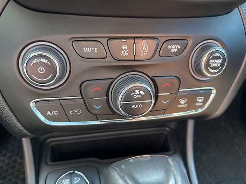 Used 2022 Jeep Cherokee Trailhawk w/ Premium Leather Package AWD/4WD image 26