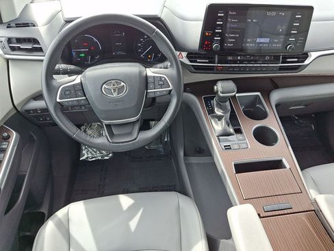 Used 2021 Toyota Sienna XLE FWD image 22