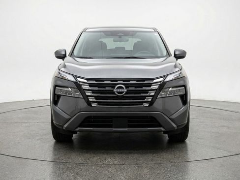 Used 2025 Nissan Rogue SV image 2