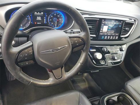 Certified 2020 Chrysler Pacifica Touring-L image 17