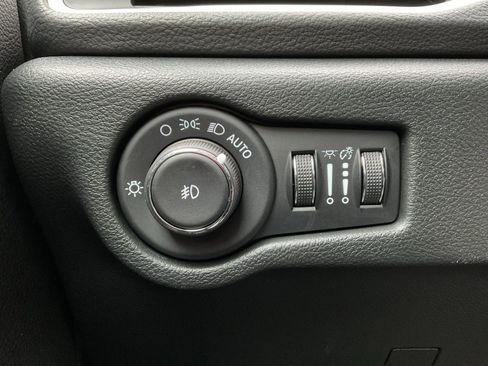 Used 2025 Chrysler Pacifica Select image 21