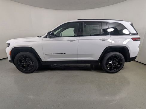 New 2025 Jeep Grand Cherokee Altitude image 4