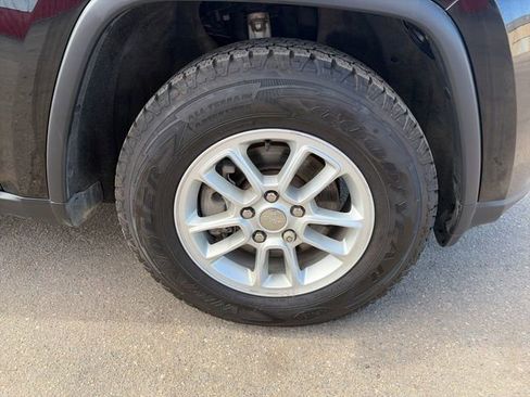 Used 2020 Jeep Grand Cherokee Laredo AWD/4WD image 14