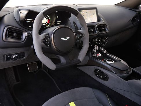 Used 2023 Aston Martin V8 Vantage Coupe image 3