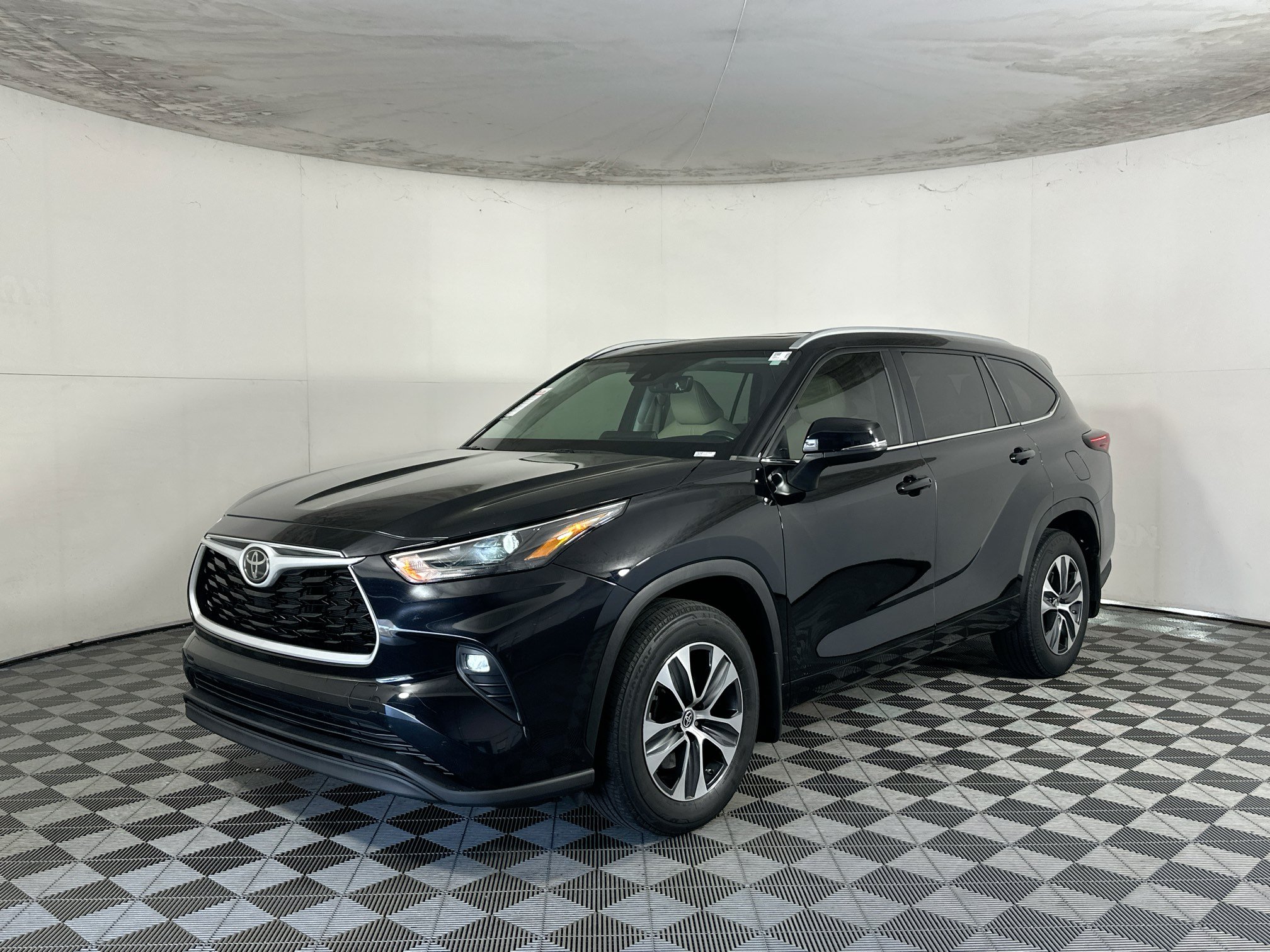 Used 2024 Toyota Highlander XLE FWD image 7