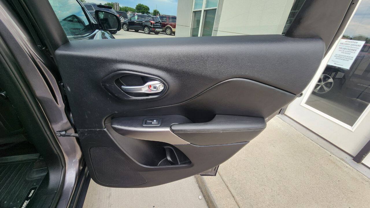 Used 2019 Jeep Cherokee Limited AWD/4WD image 23