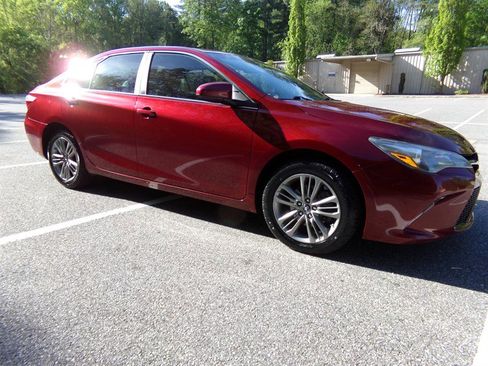 Used 2017 Toyota Camry SE image 5