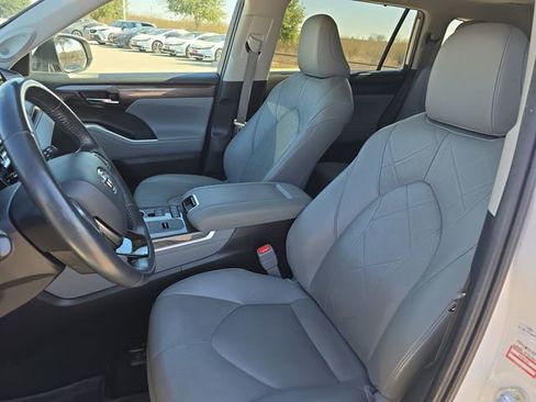 Used 2020 Toyota Highlander Platinum image 16