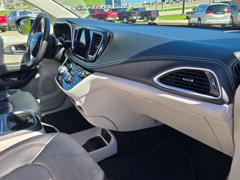 Used 2023 Chrysler Pacifica Touring-L AWD/4WD image 20