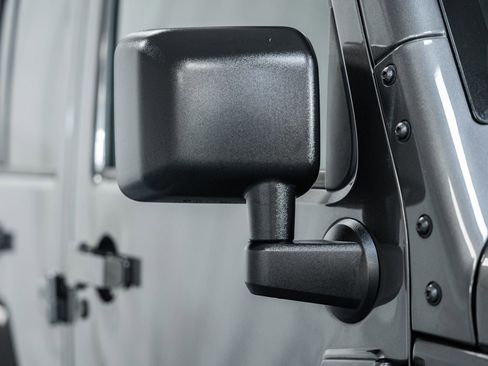 Used 2018 Jeep Wrangler Unlimited Sahara w/ Connectivity Group image 18