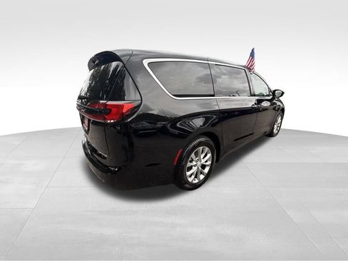 Used 2026 Chrysler Pacifica Limited FWD image 8