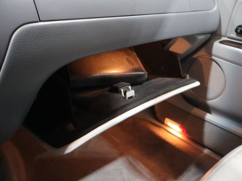 Used 2006 Lincoln Town Car Signature RWD image 25