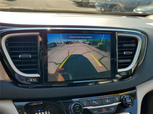 Used 2023 Chrysler Pacifica Touring-L FWD image 30