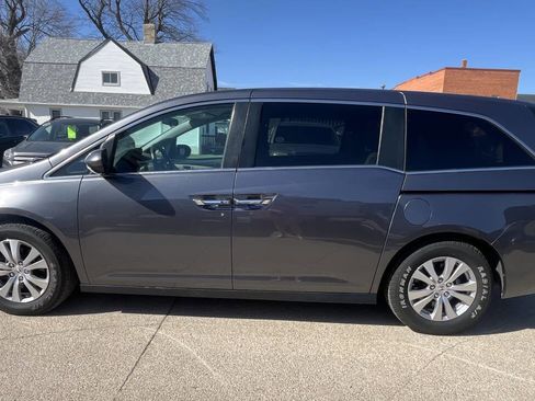 Used 2017 Honda Odyssey SE image 2