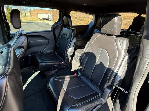 Used 2025 Chrysler Pacifica Select image 17