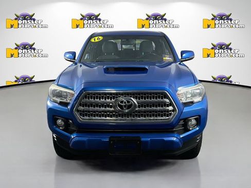 Used 2016 Toyota Tacoma SR5 AWD/4WD image 2