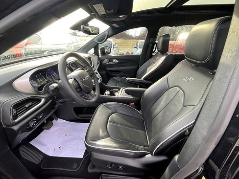 Used 2024 Chrysler Pacifica Limited w/ S Appearance Package image 15