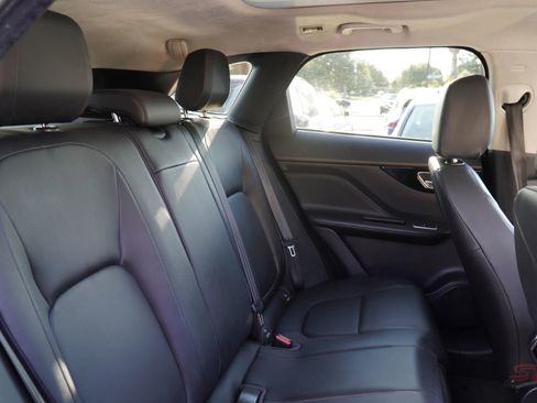 Used 2019 Jaguar F-PACE Premium image 23