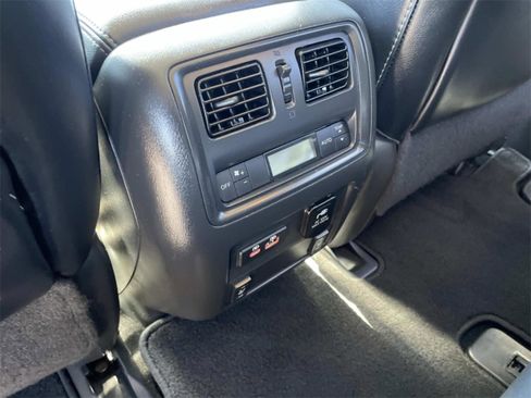 Used 2019 Nissan Pathfinder SL image 4