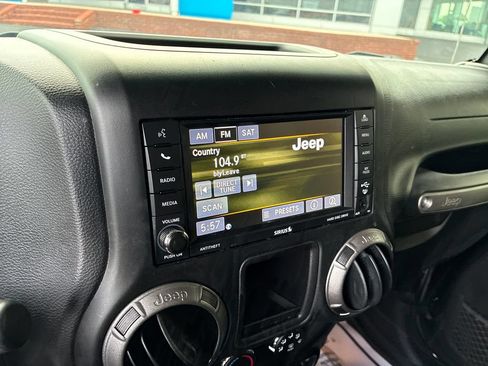 Used 2018 Jeep Wrangler Sport AWD/4WD image 14