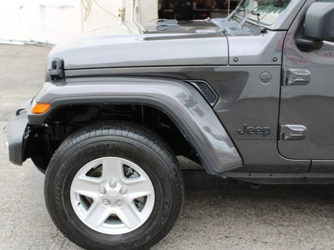 Used 2023 Jeep Gladiator Sport image 7
