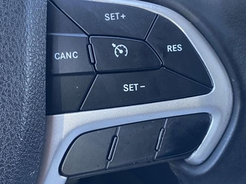 Used 2018 Jeep Cherokee Latitude Plus FWD image 25
