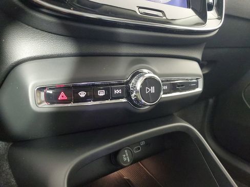 Used 2026 Volvo XC40 B4 Plus w/ Climate Package image 32