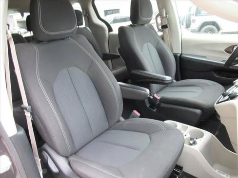 Certified 2023 Chrysler Voyager LX FWD image 9