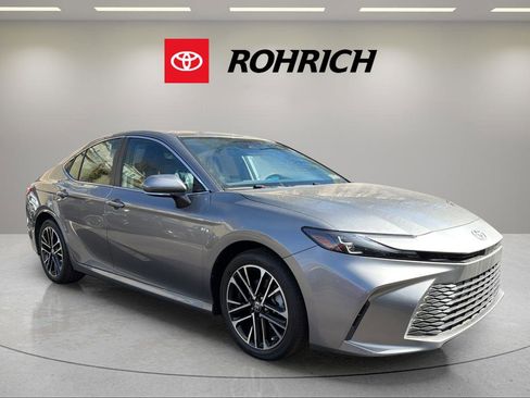 Used 2025 Toyota Camry XLE image 4