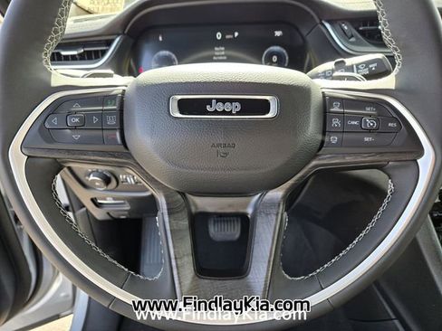 Used 2025 Jeep Grand Cherokee Limited w/ Luxury Tech Group II image 23