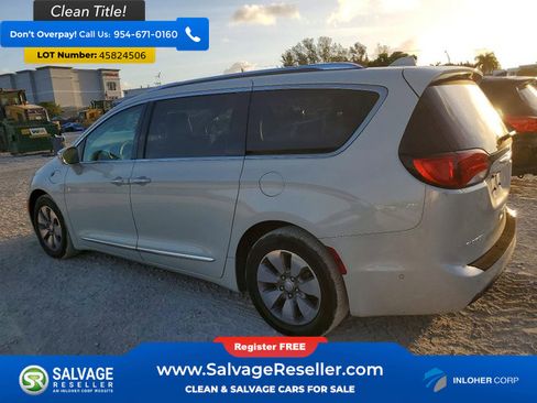 Used 2017 Chrysler Pacifica Platinum FWD image 3