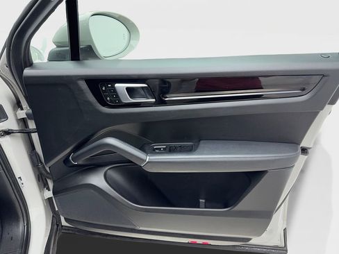 Used 2023 Porsche Cayenne AWD/4WD image 39