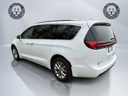Used 2021 Chrysler Pacifica Touring-L AWD/4WD image 7