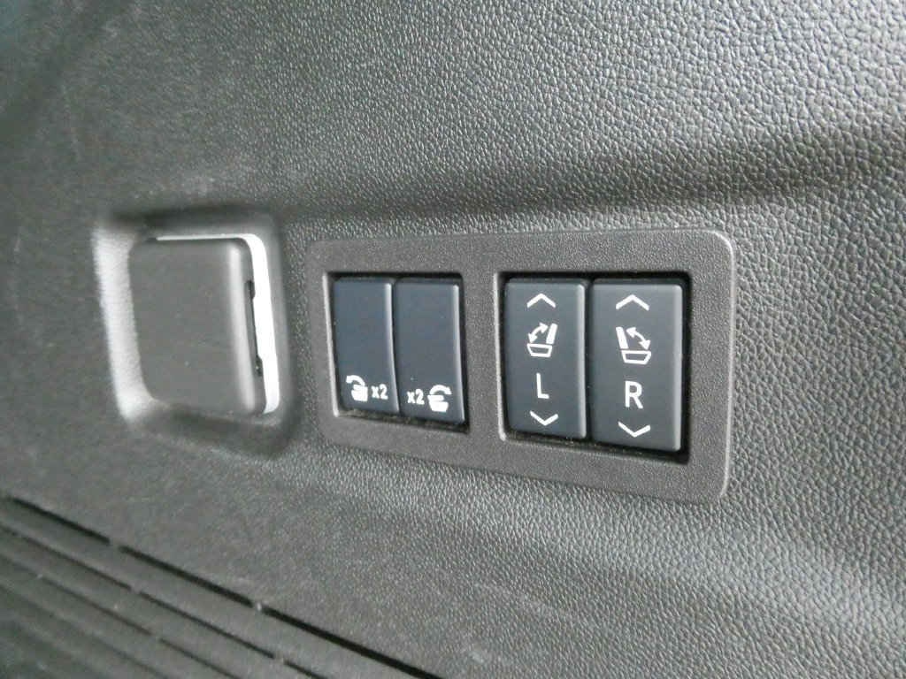 Certified 2025 Chevrolet Suburban High Country AWD/4WD image 18