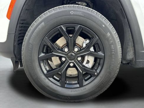 Used 2025 Jeep Grand Cherokee Altitude AWD/4WD image 35