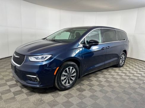 Used 2024 Chrysler Pacifica Select image 7