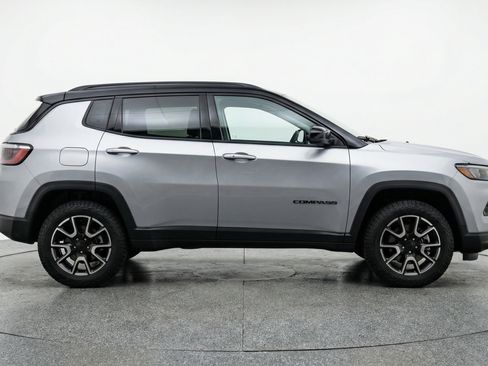 Used 2025 Jeep Compass Trailhawk AWD/4WD image 11