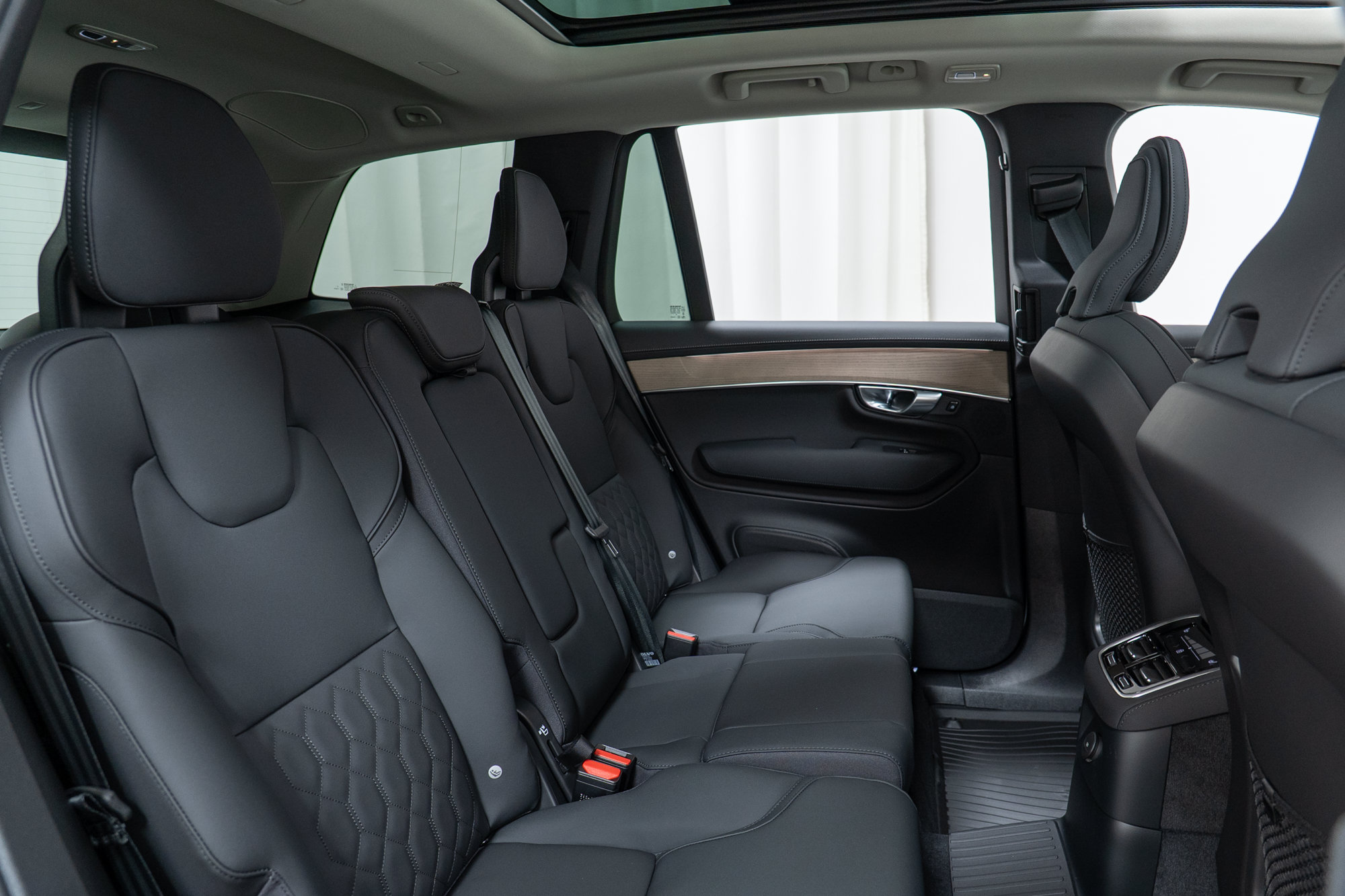 New 2026 Volvo XC90 T8 Plus w/ Protection Package Premier AWD/4WD image 24