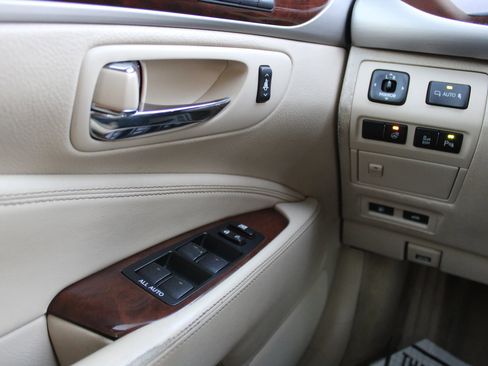 Used 2013 Lexus LS 460 w/ Comfort Pkg RWD image 21