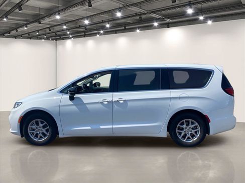 Used 2024 Chrysler Pacifica Touring-L FWD image 4