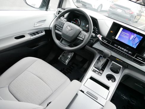 Used 2025 Toyota Sienna LE image 9