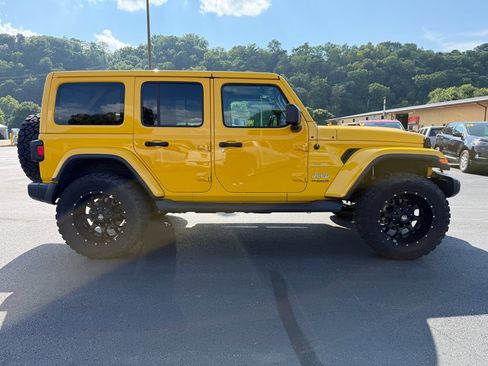 Used 2019 Jeep Wrangler Unlimited Sahara w/ Uconnect 4C Nav & Sound Group AWD/4WD image 4