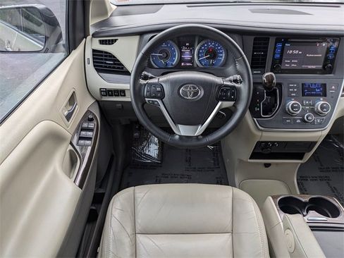 Used 2016 Toyota Sienna XLE image 18