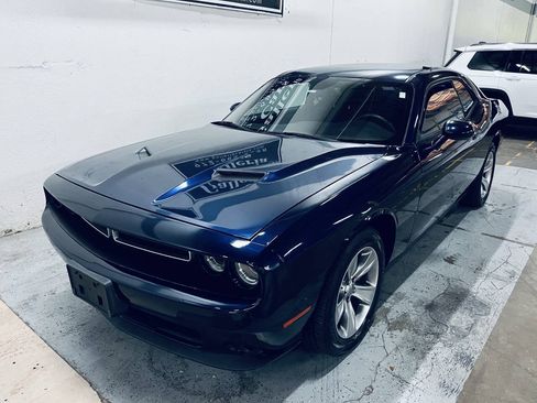 Used 2015 Dodge Challenger SXT RWD image 3