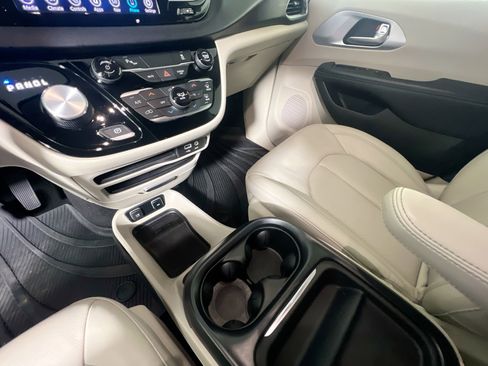 Used 2020 Chrysler Pacifica Touring-L w/ Premium Audio Group image 26