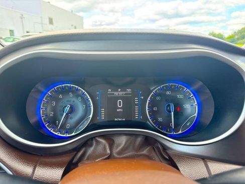 Used 2017 Chrysler Pacifica Touring-L FWD image 11