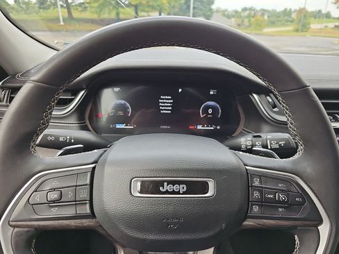 Used 2024 Jeep Grand Cherokee Limited w/ Black Appearance Package AWD/4WD image 22