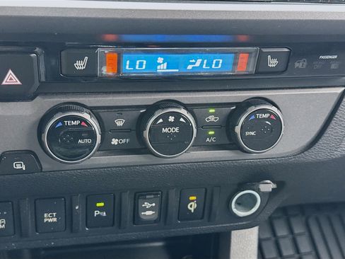 Used 2016 Toyota Tacoma TRD Sport image 12