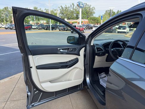 Used 2023 Ford Edge Titanium AWD/4WD image 18