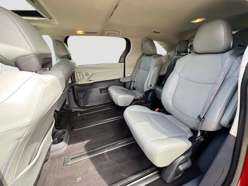 Used 2023 Toyota Sienna XLE FWD image 22